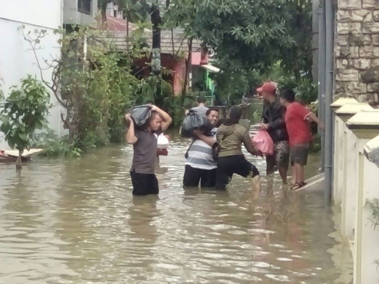 Kompak Berkhidmat Untuk Rakyat, DPC PKS Rawalumbu Bantu Korban Banjir