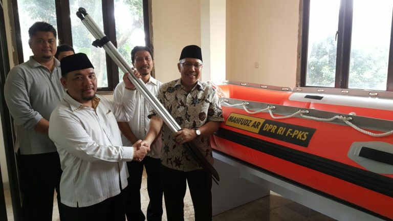 Reses di Jatiasih, Mahfudzi Abdurrahman Sumbang Perahu Karet