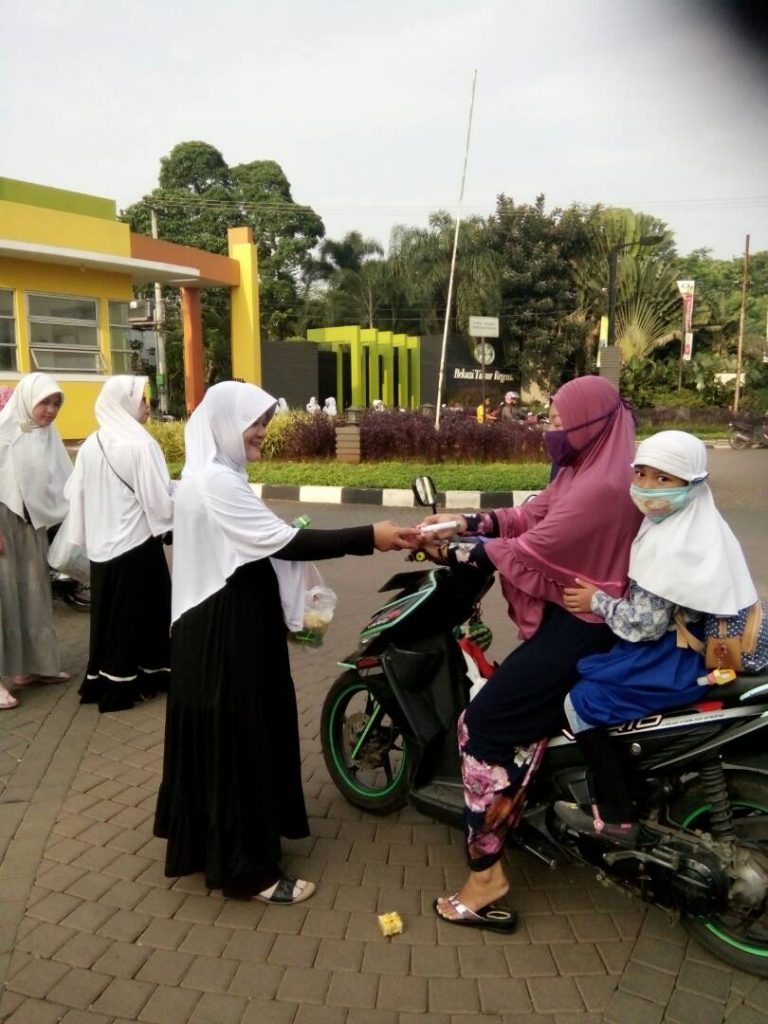 Kader Perempuan PKS Cimuning Peringati Hari Kartini dengan Bagi-bagi Souvenir dan Buletin