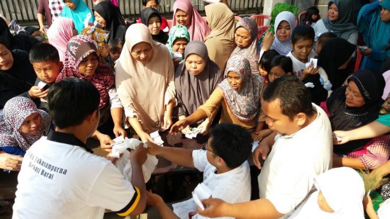 PKS Jakasampurna Bekasi Barat Sapa Warga dengan Sembako Murah dan Cukur Gratis