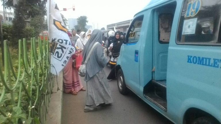 PKS Jakasampurna Lanjutkan Tradisi Takjil On The Road di Pertigaan Kelurahan