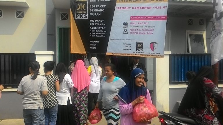 Sambut Ramadhan 1438 H, 250 Paket Sembako Murah Ludes di Kavling Tanah Apit, Medan Satria