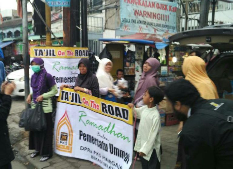Sapa Pengguna Jalan, Kader PKS Margajaya Bagikan Takjil