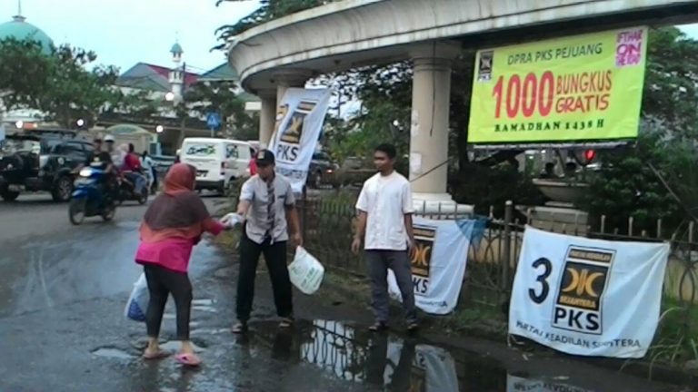 Dpra PKS Pejuang Tebar 1.000 Bungkus Takjil kepada Pengguna Jalan