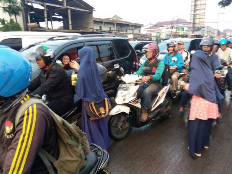 Kader PKS Kayuringinjaya Bagi-Bagi Makanan Berbuka kepada Pengguna Jalan