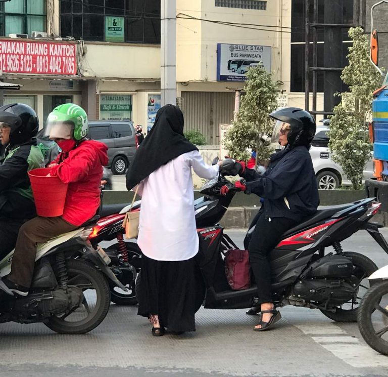 Pengguna Jalan Respons Positif Pembagian Takjil On The Road PKS Pekayon Jaya