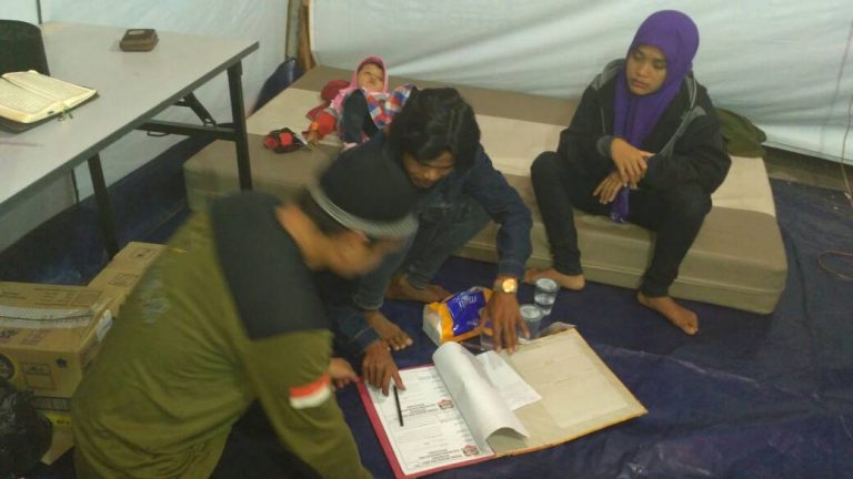 Ngantuk Berat, Pemudik Motor Ini Pilih Tidur di Posko PKS