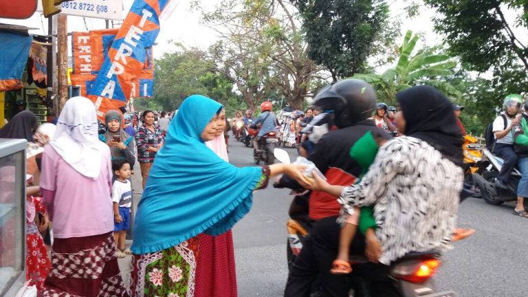 DPRa PKS Harapan Mulya Ajak Ibu-ibu Majelis Taklim Berbagi Takjil