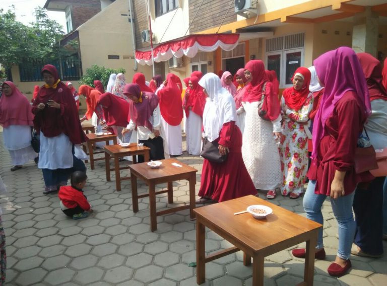 Kompak Kenakan Baju Merah Putih, Ibu-ibu di Jatiasih semarakkan lomba Hias Tumpeng