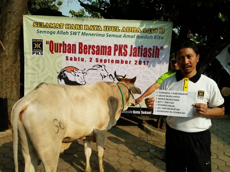 PKS Jatiasih Potong 2 Sapi dan 8 Kambing