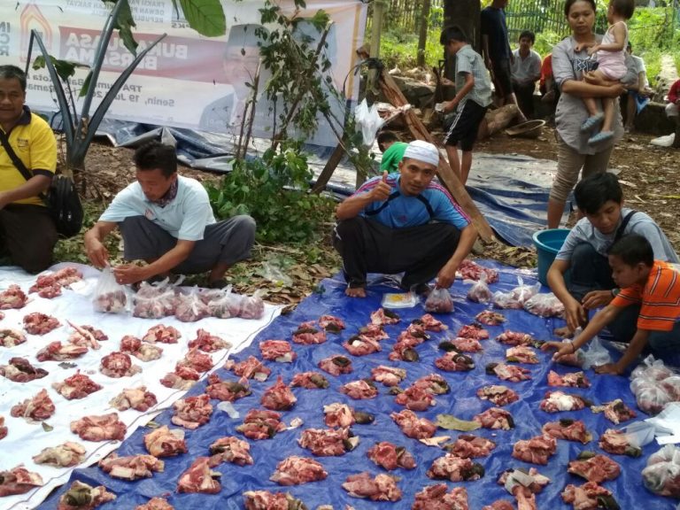 PKS Bantar Gebang Tebar 1000 Kantung Daging Qurban