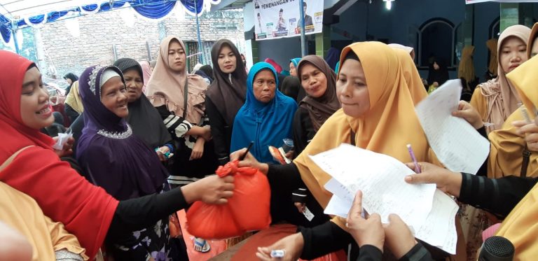 Bazar Sembako, Pakaian dan Makan Soto Gratis PKS Jatisari Diminati Warga