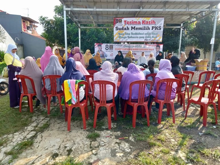 Eka Widyani Latif dan DPRa PKS Padurenan Sambangi Warga Sambil Gelar Bazar Murah