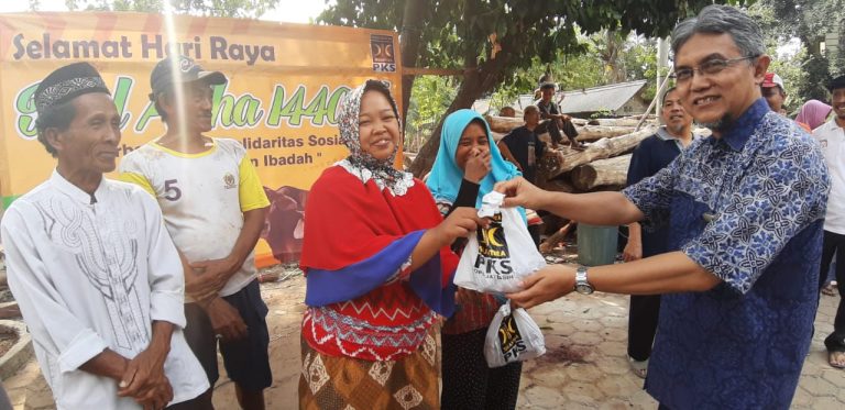 PKS Jatiasih Distribusikan 18 Sapi dan 17 Kambing