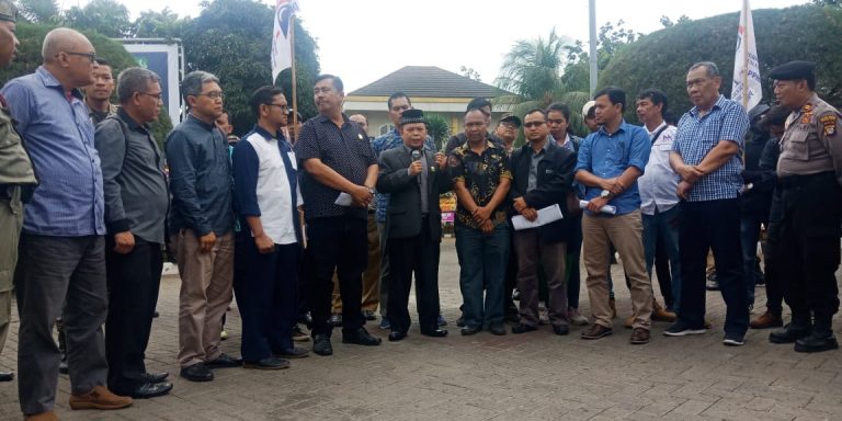 Aleg PKS Sambut Demonstran Buruh di Depan Kantor DPRD