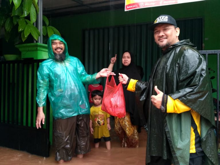 Banjir Dini Hari, PKS Jatiasih Langsung Bantu Evakuasi Warga dan Siapkan Sarapan