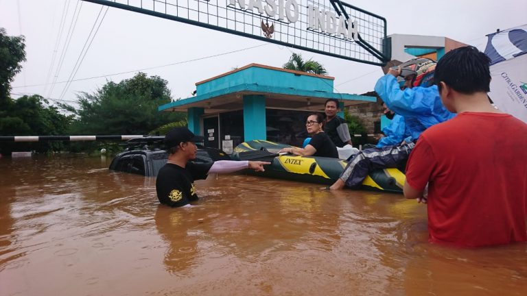 Dapilnya Banjir Parah, Latu Har Hary langsung turun ke Lokasi Banjir