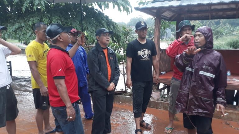 Daradjat Kardono Tinjau Langsung Lokasi Banjir dan Longsor di Perum Wahana Jatisampurna