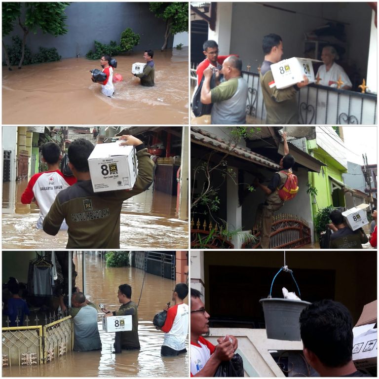 Tembus Derasnya Banjir, PKS DPRa Kranji Tetap Antarkan Makanan dan Minuman kepada Warga