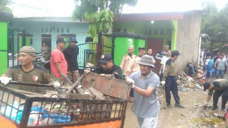 Giat “Grebek Bersih” DPC PKS Rawalumbu Bantu Korban Banjir