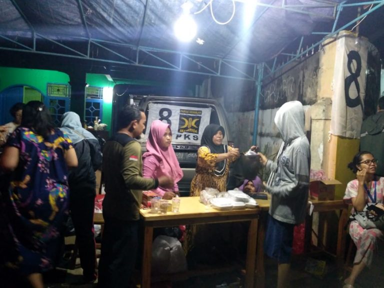 Di Posko PKS Jatirasa, Penyintas Banjir Bisa Pilih Menu Makan Sesuka Hati