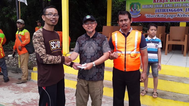 PKS Jatisampurna Kerja Bakti Bersihkan Lingkungan Warga Pasca Banjir