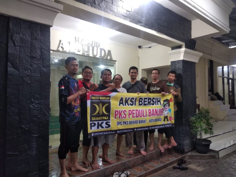 Pasca Banjir, DPRa PKS Kranji Bantu Bersih-bersih Masjid