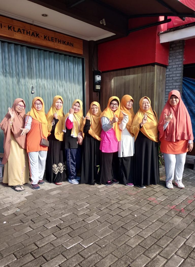 BPKK DPRa PKS Jatimakmur Gelar Lapak Baju dan Telur Murah, Ibu-Ibu Antusias