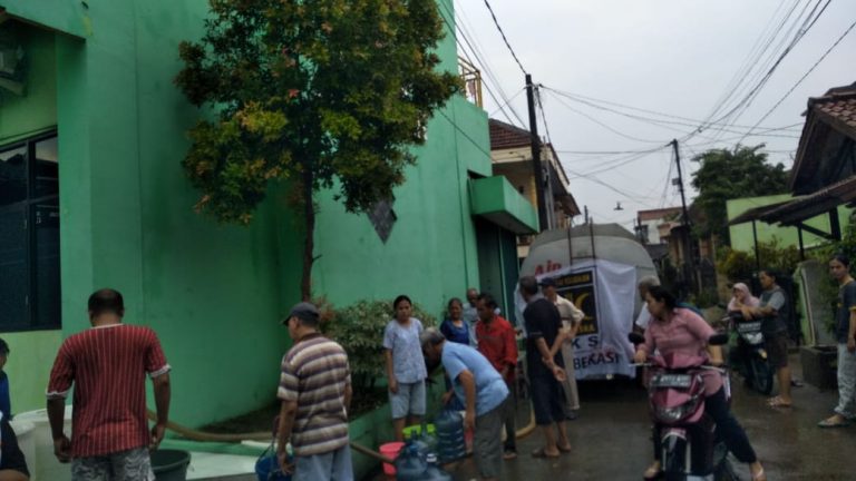 Air PDAM Terhenti, Warga Kotabaru dapat Kiriman Air Bersih dari Sardi Efendi