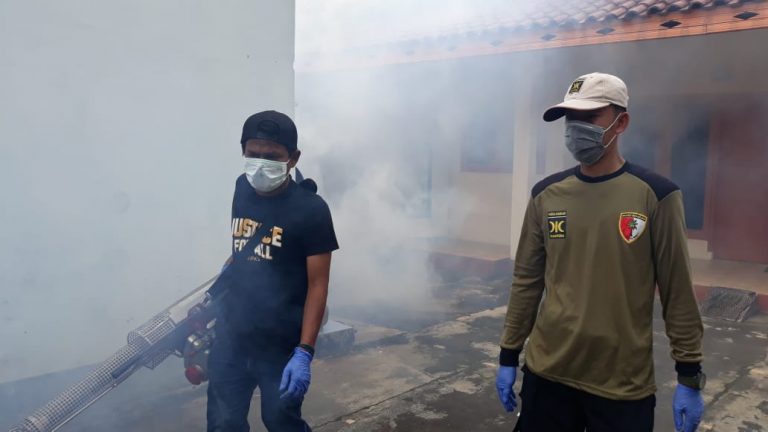 Cegah Persebaran DBD, PKS Jatisampurna Lakukan Fogging