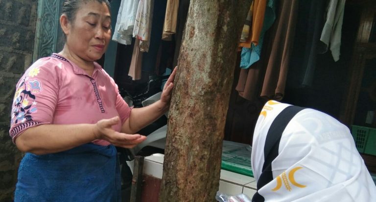 Relawan PKS Jatisari Jatiasih Bagikan Sabun Antiseptik untuk Warga