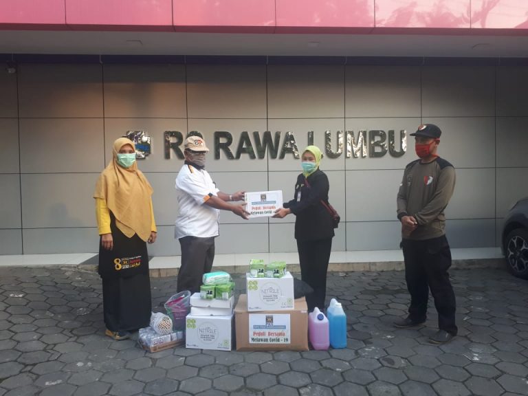 Peduli Covid-19, PKS Rawalumbu Serahkan Bantuan APD untuk Tenaga Medis