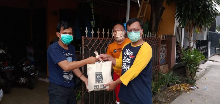 Peduli Masyarakat Terdampak Covid19 , DPC PKS Bekasi Selatan Bagikan Sembako