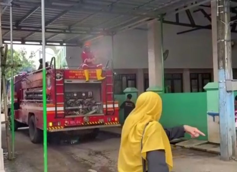 Eka Widyani Latief Kawal Proses Penyemprotan Disinfektan di Rawalumbu