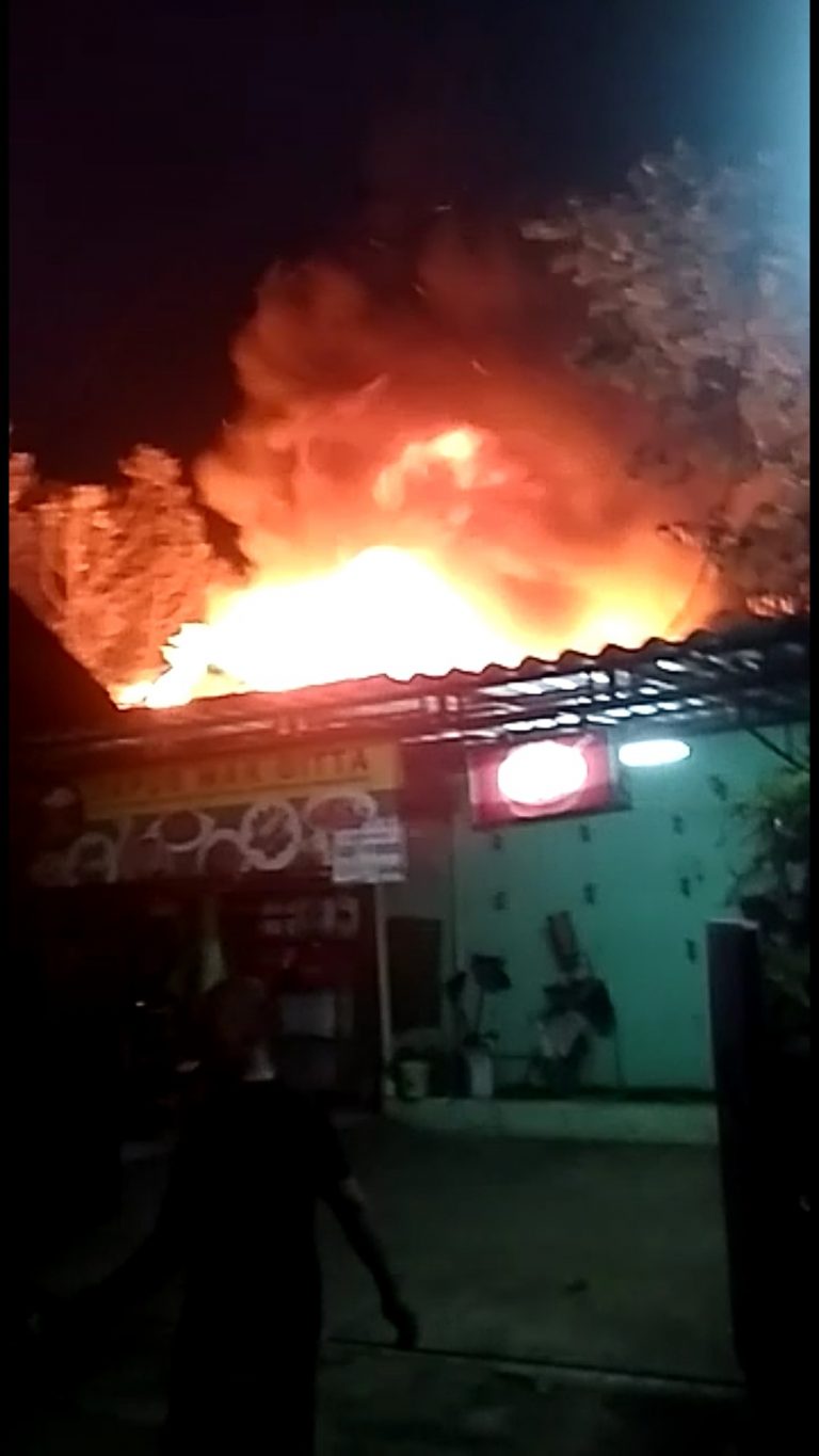 DPRa PKS Pekayonjaya Serahkan Bantuan kepada Warga Korban Kebakaran