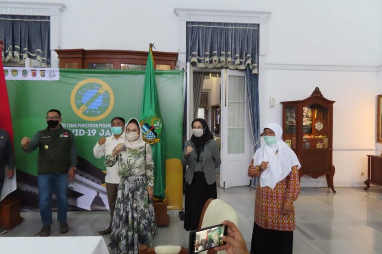 Nur Azizah Tamhid Berikan Bantuan Sembako di Beberapa Kecamatan Kota Bekasi