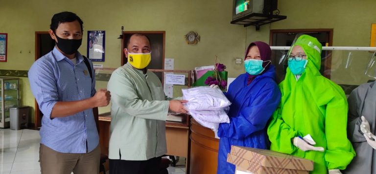 Heri Koswara serahkan bantuan APD untuk salah satu Klinik di Jatiasih Kota Bekasi