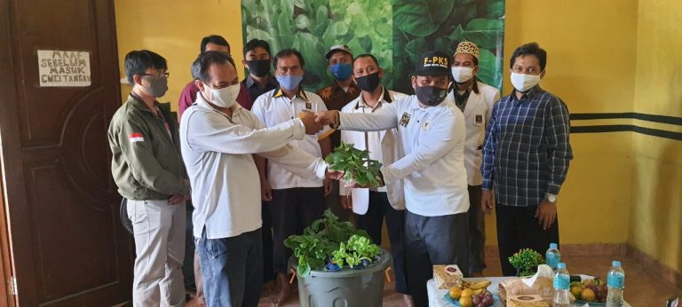 Aleg DPRD Hibahkan Paket Budikdamber pada Acara Launching Kebun Bersama PKS Bekasi Utara