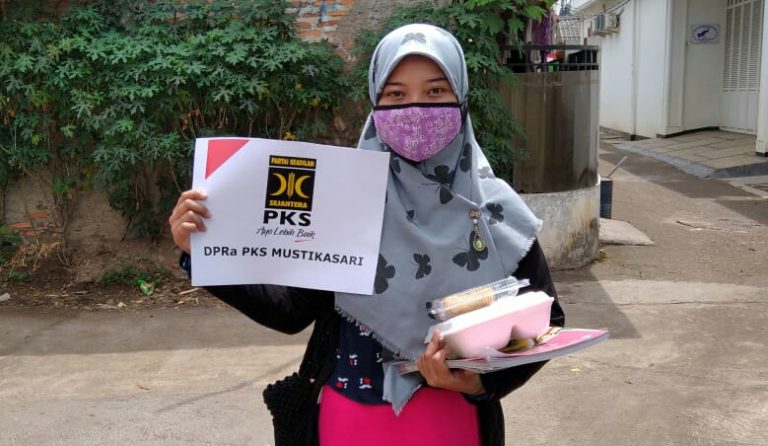 Jum’at Berkah, PKS Mustikasari Berbagi Makanan Gratis kepada Warga