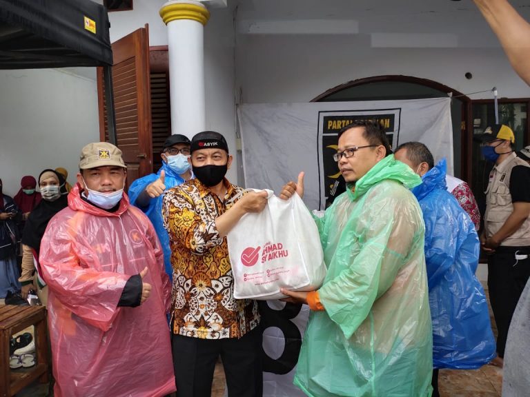 Presiden PKS Sambangi Posko Banjir di Jatiasih dan Salurkan Bantuan