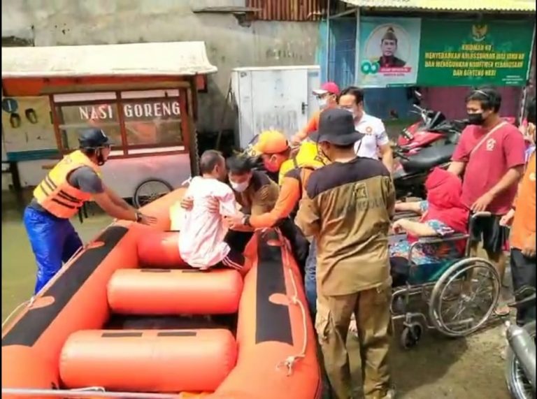 Banjir Rendam Rawa Lumbu, Ketua BKO: Bantu Masyarakat, Pantang Pulang Sebelum Surut!