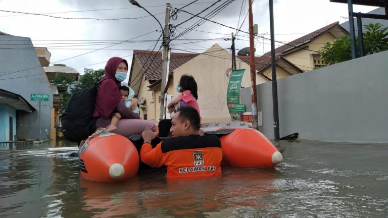 Banjir Bekasi, PKS Terjunkan 400+ Relawan, Bagikan 26.238 Paket Makanan, Turunkan 18 Perahu Evakuasi dan Dirikan 31 Posko/Dapur Umum Layani Warga Terdampak