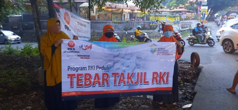 DPRa PKS Jatisampurna Berbagi Bingkisan Berbuka untuk Warga