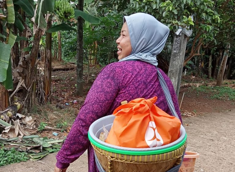 Jelang Ramadhan, BPKK PKS Jatirangga Berbagi Paket Sembako untuk Masyarakat