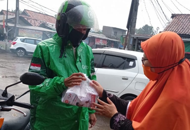 DPRa PKS Jatirangga Sambangi Warga Berbagi Takjil Dikala Hujan Deras