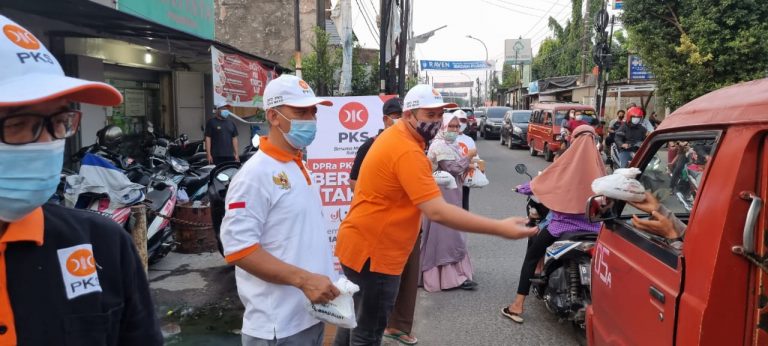 Ketua DPC PKS Bekasi Barat: Berbagi Takjil adalah Bentuk Rasa Syukur
