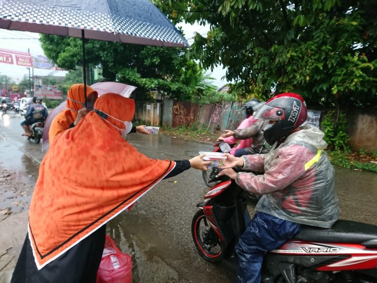 Diguyur Hujan, Masyarakat Tetap Antusias Menerima Takjil PKS Jatisampurna