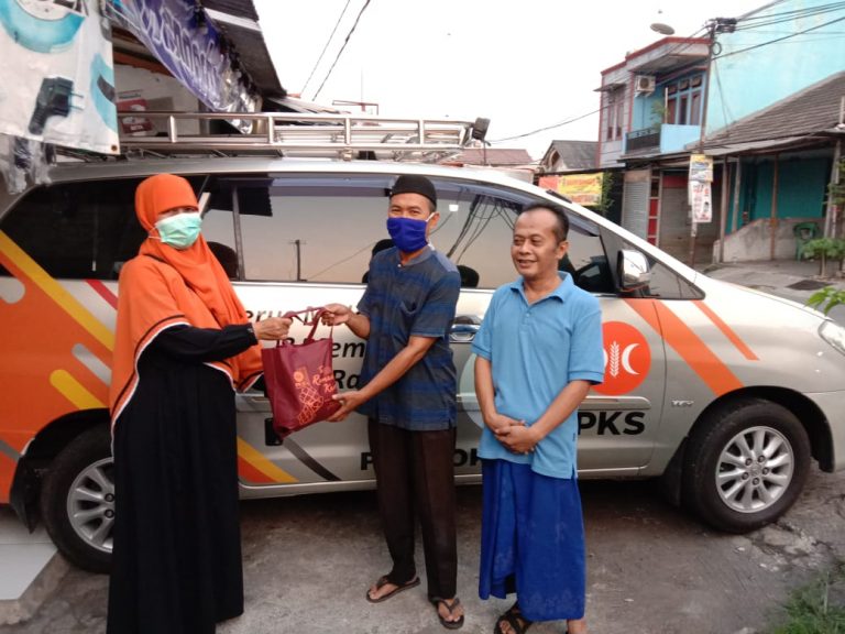 Gelar Sembako Murah, Warga: Belum Ada Yang Begini, Semoga PKS Makin Maju