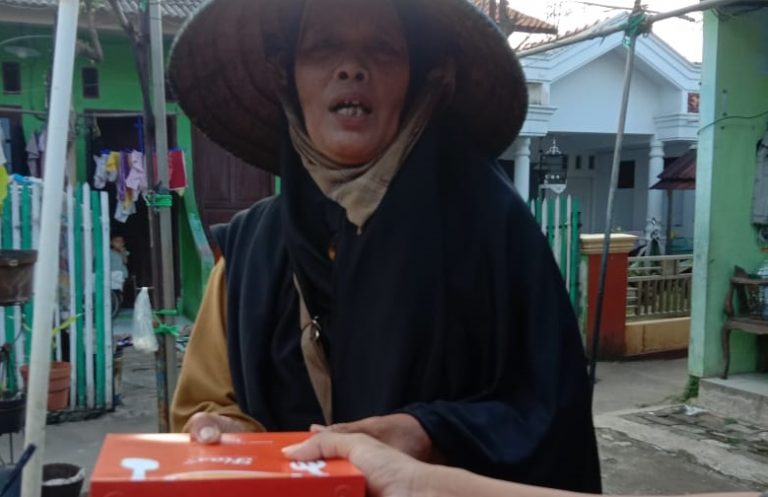 Bersama Ibu-Ibu RT, DPRa PKS Kota Baru Berbagi Makanan Siap Saji untuk Warga