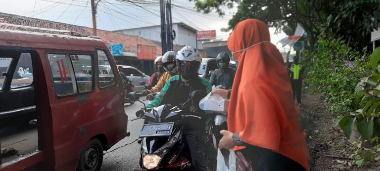 Salurkan 767 Takjil, DPRa PKS Pedurenan Terus Berbagi Diramadhan